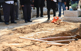 שתי בובות של דובים. בהלוויה של שירי, אריאל וכפיר ביבס (צילום: איתן אונר)