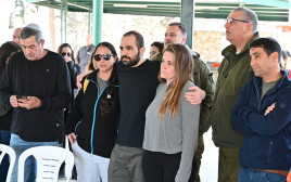ירדן ביבס, דנה סילברמן סיטון, אחותה של שירי. בהלוויה של שירי, אריאל וכפיר ביבס (צילום: איתן אונר)
