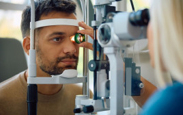 בדיקת עיניים. גם שעה ביום מסוכנת לראייה (צילום: שאטרסטוק)