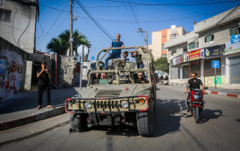 מחבלי חמאס עם כלי רכב צה"לי (צילום: עטיה מוחמד, פלאש 90)