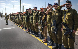 חיילים מצדיעים במסע הלוויה של משפחת ביבס (צילום: חיים גולדברג פלאש 90)