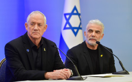 יאיר לפיד, בני גנץ (צילום: אבשלום ששוני)