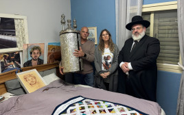 הורי החטוף אלון אהל הכניסו ספר תורה לחדר (צילום: באדיבות המשפחה)
