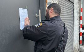 צו סגירה לבית ההימורים בחיפה (צילום: דוברות המשטרה)