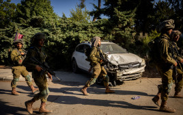 חיילים בקיבוץ נחל עוז, לאחר הטבח (צילום: יונתן זינדל פלאש 90)