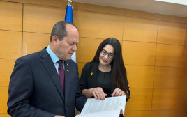 שר הכלכלה והתעשייה, ניר ברקת עם עו"ד אורית שרפי, מ"מ נציבת שוויון הזדמנויות בעבודה (צילום: משרד הכלכלה והתעשייה)