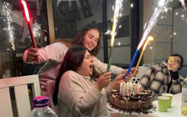 חוגגים לרוני אשל יום הולדת (צילום: מתוך פייסבוק)