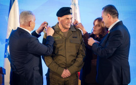 ישראל כ"ץ ובנימין נתניהו מעניקים את הדרגות לאייל זמיר (צילום: דובר צה"ל)