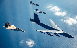 מפציץ B-52 אמריקאי ומטוסי חיל האוויר הישראלי (צילום: דובר צהל)