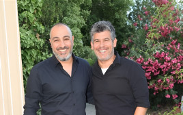 גיא עמיר וחנן סביון  (צילום: רפי דלויה)