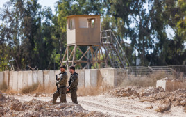 חיילים מחוץ למוצב נחל עוז (צילום: חיים גולדברג/פלאש 90)