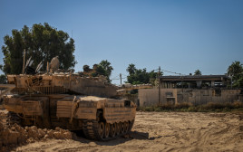 טנק מחוץ למוצב נחל עוז (צילום: חיים גולדברג/פלאש 90)