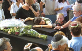 לווית סיני קינן והסבתא רות קינן  (צילום: יהונתן שאול)