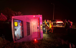 הרוג ו-16 פצועים בהתהפכות אוטובוס בכביש 40 סמוך למחלף מאחז (צילום: דוברות מד"א)