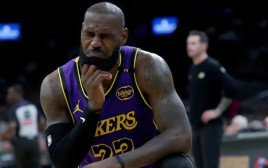 הפנים אומרות הכל. לברון (צילום: GettyImages, Elsa)