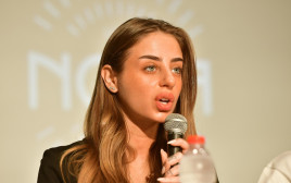 מייה שם בהכרזה על מופע ההנצחה בפארק הירקון (צילום: אבשלום ששוני)