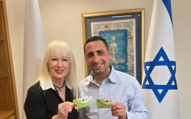 דודו בצלאל ודבורה שרר עם כרטיס אדי (צילום: יח"צ)