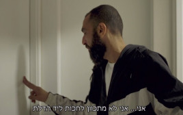 אופיר מחכה מחוץ לדלת  (צילום: צילום מסך קשת 12)