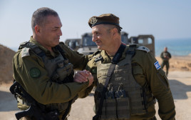 הרמטכ"ל הנכנס אייל זמיר ומפקד פיקוד דרום הנכנס יניב עשור (צילום: דובר צה"ל)