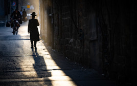 גבר חרדי בשכונת מאה שערים בירושלים (צילום: חיים גולדברג, פלאש 90)