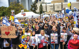 מחכים לשובם בכיכר החטופים (צילום: יונתן זינדל, פלאש 90)