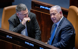 גדעון סער ובנימין נתניהו בכנסת  (צילום: חיים גולדברג)