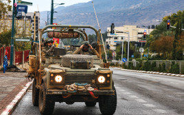 ג'יפ צבאי חוצה את קרית שמונה הנטושה (צילום: ג'מאל עווד, פלאש 90)