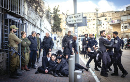 הפגנת חרדים מול לשכת הגיוס בירושלים (צילום: חיים גולדברג, פלאש 90)