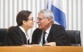 אורי שוהם ואסתר חיות בטקס פרישתו מהעליון ב-2018. בתור נציב הוא הדף את כל התלונות שהוגשו נגדה  (צילום: מרק ישראל סלם)