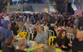 שולחן שישי מול הקריה (צילום: ללא קרדיט)
