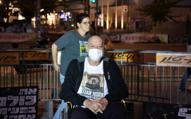 איציק הורן, אביהם של יאיר הורן שחזר מהשבי ואיתן הורן שעדיין שבוי בעזה (צילום: אבשלום ששוני)