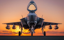 שלושה מטוסי “אדיר” (F-35i) חדשים נחתו בבסיס נבטים (צילום: דובר צהל)
