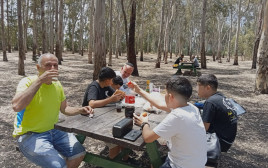 יוסי פחימה ביחד עם בני נוער בפעילות (צילום: באדיבות אפיקים)