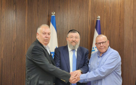 יואב בן צור, ארנון בר דוד ודובי אמיתי בחתימה על ההסכם בענף ההסעדה (צילום: דוברות שר העבודה)
