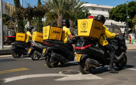 קטנועים של "משלוחה" (צילום: גל איזנר)