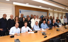 מעמד חתימת ההסכם הקיבוצי בין ההסתדרות לדואר ישראל (צילום: יסמין גיל, דוברות ההסתדרות)