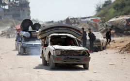 תושבי רצועת עזה מתפנים (צילום: REUTERS/Abd Elhkeem Khaled)