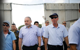 אביגדור ליברמן כשר ביטחון בביקור במעבר כרם שלום, 2018 (צילום: רויטרס)