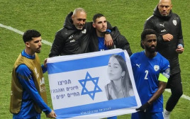 תמיד בלבנו. תורג'מן ודסה עם התמונה (צילום: יניב טוכמן)