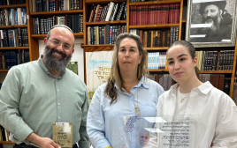 אגם ברגר ואמה עם משפחת הרב דרוקמן (צילום: פורום "הננו")