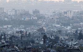 הרס בעזה, כפי שנצפה מהגבול עם ישראל (צילום: REUTERS/Amir Cohen)