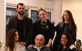 ניצול השואה אביגדור נוימן באירוע זיכרון בסלון עם שורדי הנובה (צילום: פאולינה פטימר)