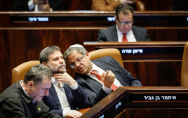 איתמר בן גביר, בצלאל סמוטריץ', ישראל כ"ץ בהצבעה על תקציב המדינה 2025 (צילום: נועם מושקוביץ דוברות הכנסת)