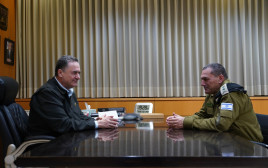 ישראל כ"ץ, אייל זמיר  (צילום: אריאל חרמוני, משרד הביטחון)