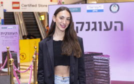 ליר עוז בפופ אפ "עוגת השוקולד הטובה בעולם בת 28 שכבות" (צילום: יחצ)