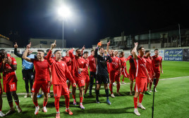 שחקני הפועל תל אביב חוגגים (צילום: ברני ארדוב)