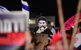 בצלאל סמוטריץ' מאופר. הפגנה נגד הממשלה בהבימה (צילום: אבשלום ששוני)