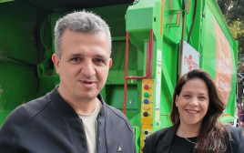עינב בר כהן עם כרמל שאמה הכהן (צילום: דוברות עיריית רמת גן)