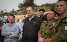 ישראל כ"ץ ובצלאל סמוטריץ' ביהודה ושומרון (צילום: אלעד מלכה, משרד הביטחון)