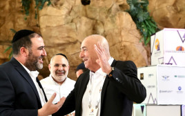 יצחק בורבא, יו"ר איגוד התאגידים העירוניים ושר הפנים ח"כ משה ארבל (צילום: ועדת התאגידים)